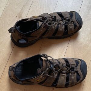 KEEN Men's Brown Outdoor Hiking Sandals with Protective Toe